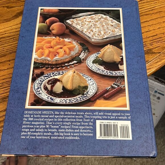 2002 Taste of Home Annual Recipes, 320 page cookbook - Picture 2 of 4